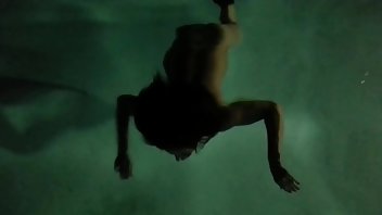 Underwater MILF Amateur Pool Masturbation 